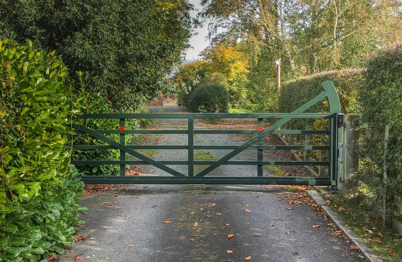 Hollies Farm B&B Wrexham Dış mekan fotoğraf